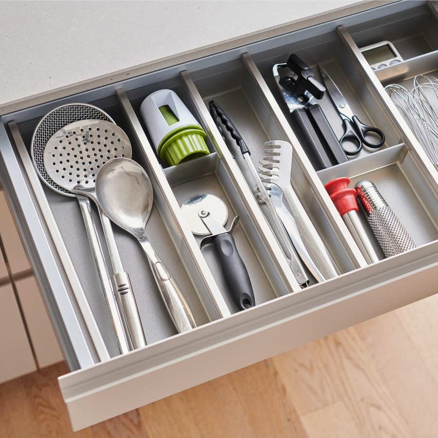 Küchenschublade mit Küchenutensilien wie Schneebesen, Schere, Zange, etc.