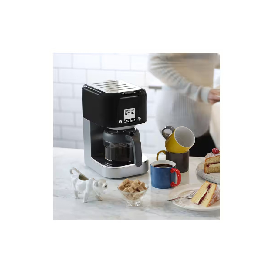 Kaffeemaschine mit Tassen und Kuchen