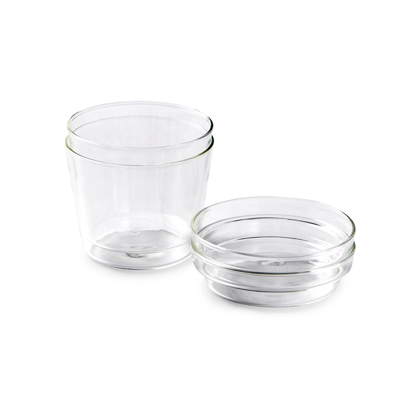 Zwei transparente Glasbehälter auf weißem Hintergrund, ein Becher und eine Schüssel.