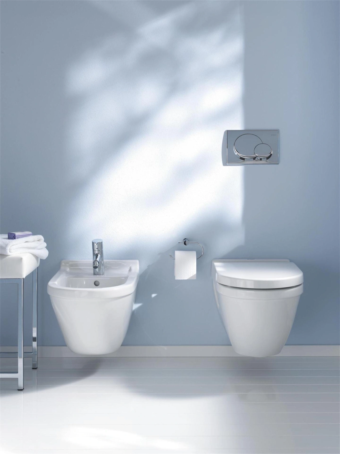 Ein modernes Badezimmer mit einem Wand-WC, Bidet und Spülkasten