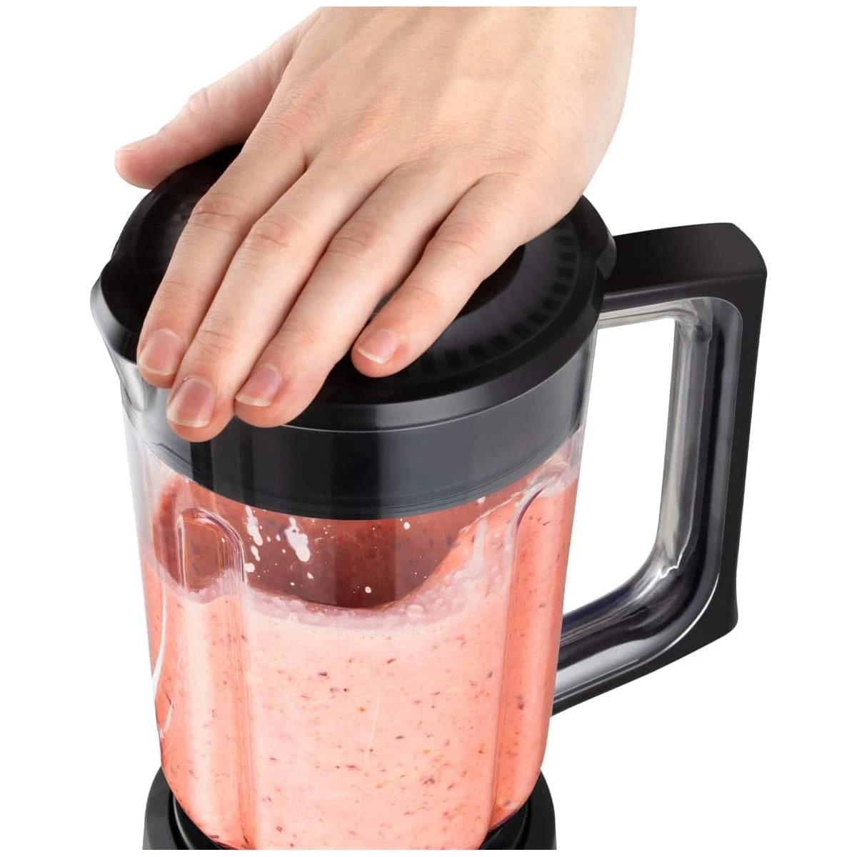 Hand auf dem Mixer, der Smoothie zubereitet. Schwarzer Mixer mit Griff.