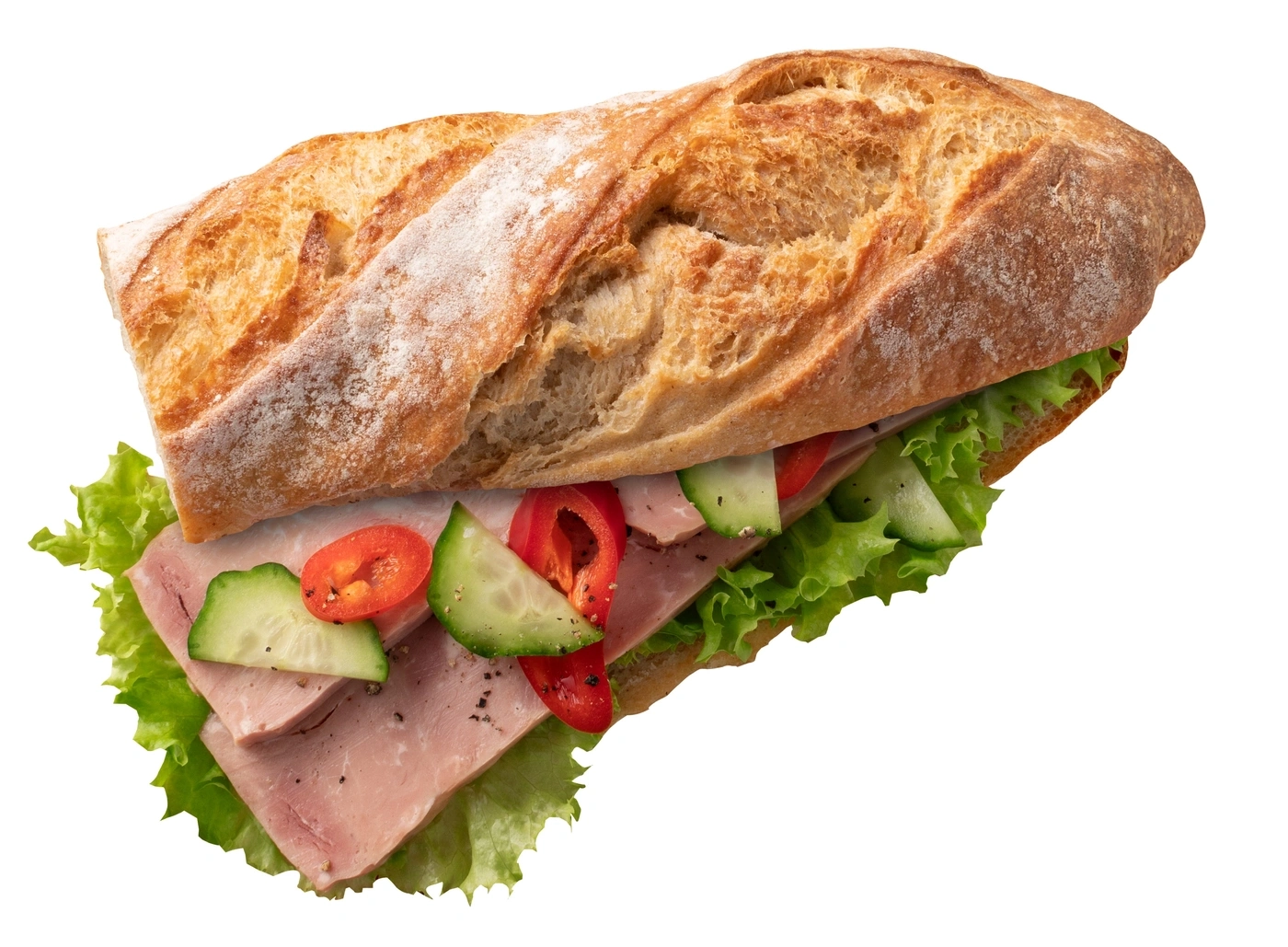 Ein belegtes Baguette mit Schinken, Salat, Gurke und Paprika, isoliert auf weiß.