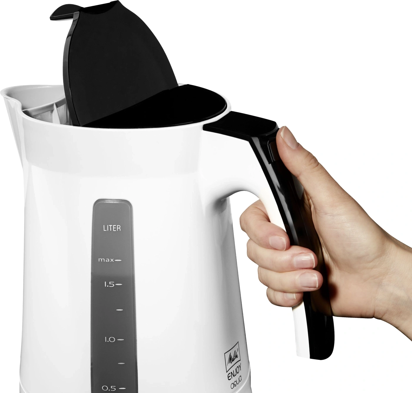 Weißer Wasserkocher mit schwarzem Deckel, der von einer Hand geöffnet wird.