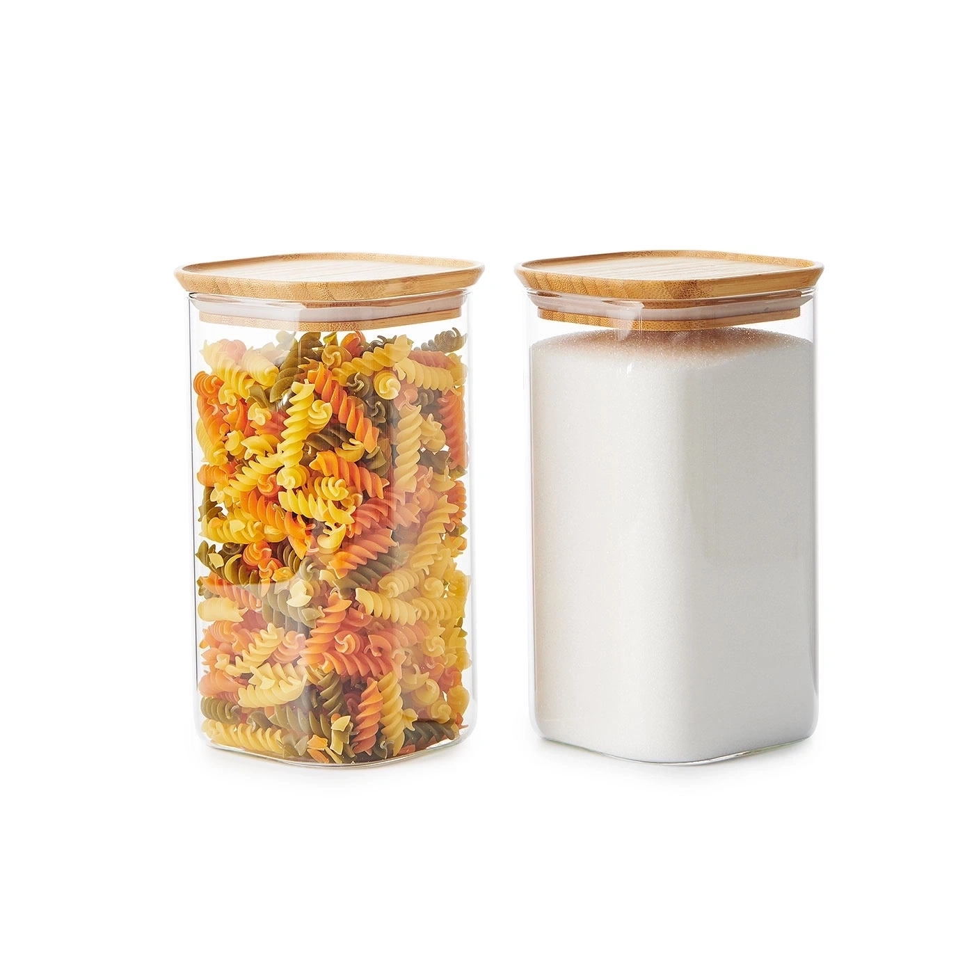 Zwei Glasbehälter mit Bambusdeckeln, gefüllt mit Nudeln und Zucker.