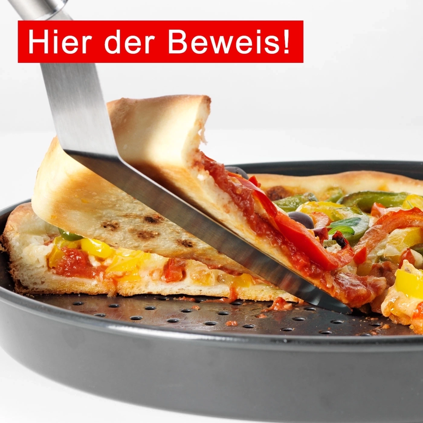 Pizza wird mit einem Pizzaschieber aus der Form gehoben. Hier der Beweis!