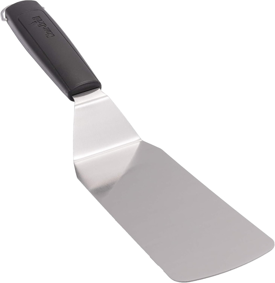 Ein silberner Spatel mit schwarzem Griff, Char-Broil-Logo.
