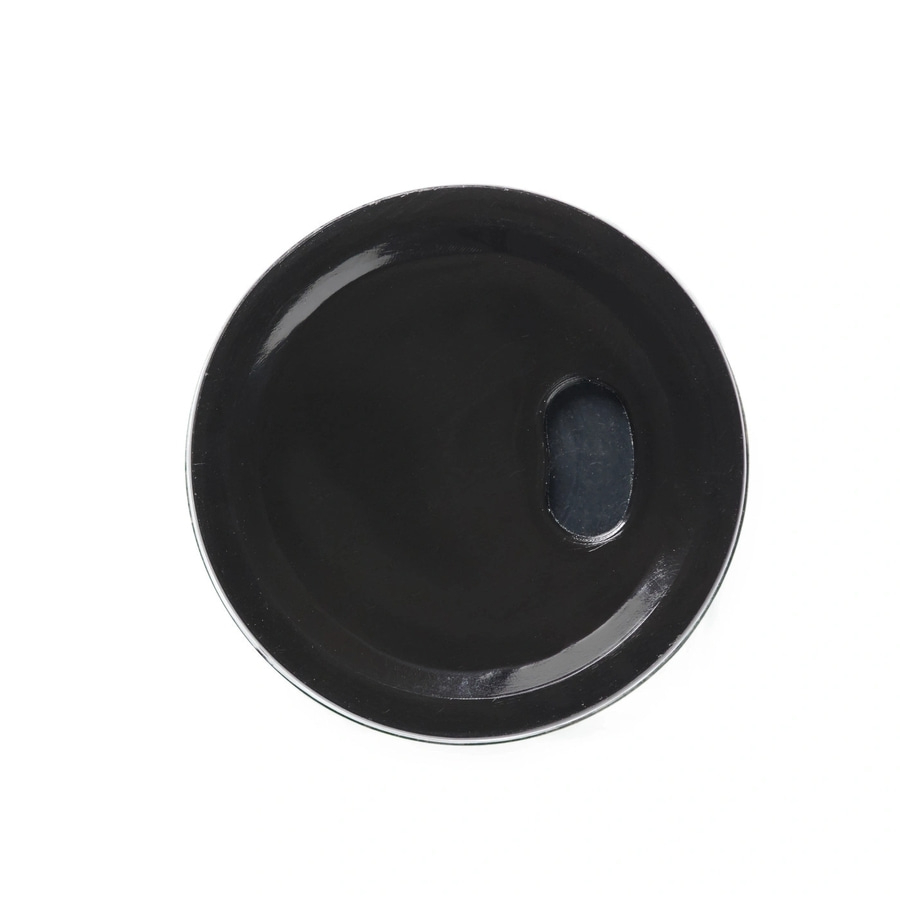 Draufsicht auf eine schwarze Getränkedose mit Öffnung, isoliert auf weißem Hintergrund