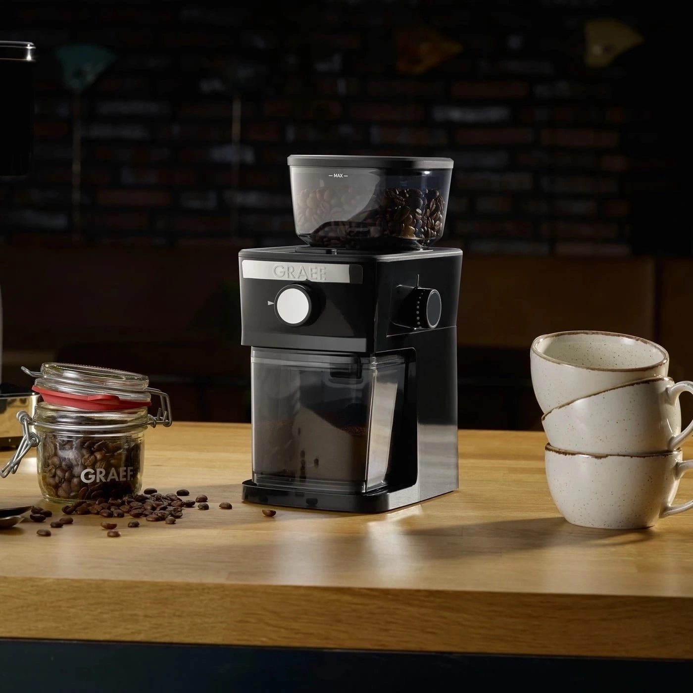 Kaffeemühle mit Kaffeebohnen und Tassen