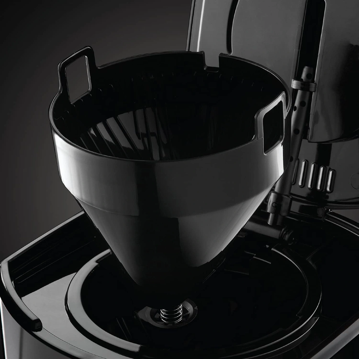 Nahaufnahme eines schwarzen Kaffeefilters in einer Kaffeemaschine, Detailaufnahme