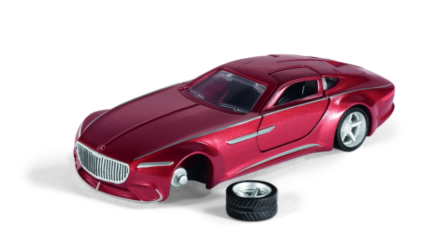 Rotes Spielzeugauto mit abgenommenem Rad auf weißem Hintergrund. Mercedes-Benz.