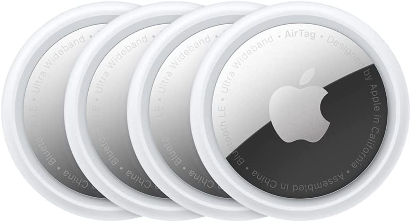Fünf Apple AirTags mit dem Apple-Logo und Text auf der Rückseite.