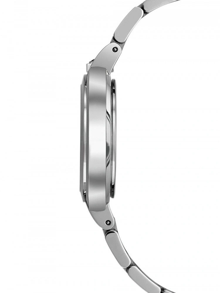 Nahaufnahme einer silbernen Armbanduhr mit Metallarmband, Seitenansicht