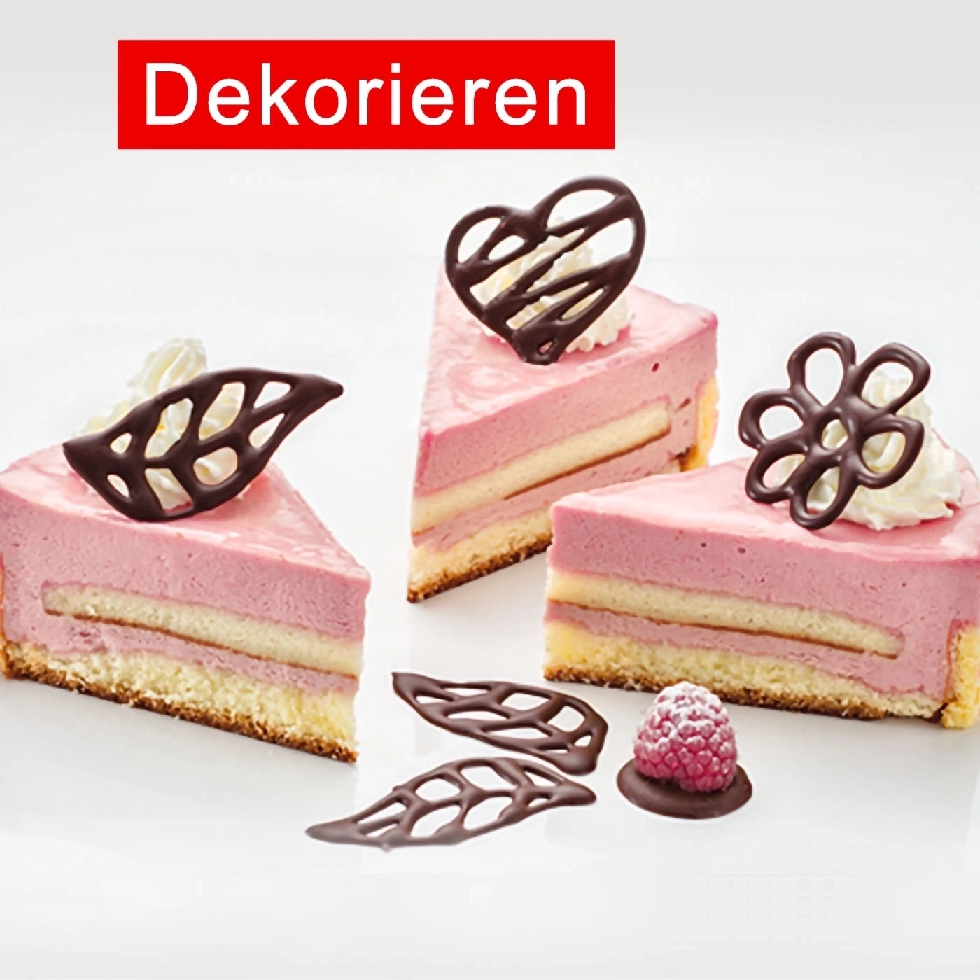 Kuchenstücke mit Dekoration, Himbeere und Schokoladenverzierungen auf weißem Hintergrund.