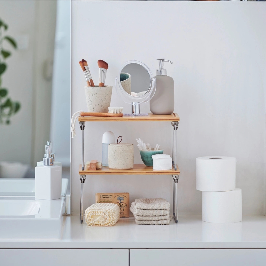 Badezimmer-Regal mit Kosmetikartikeln, Handtüchern und Toilettenpapier. Minimalistisch.