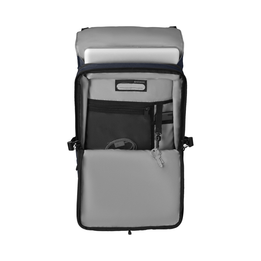 Ein offener Rucksack mit Laptop, Schlüssel und Innentaschen.