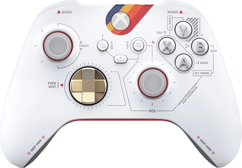 Ein weißer Xbox-Controller mit goldenen Akzenten und einem Retro-Streifen.