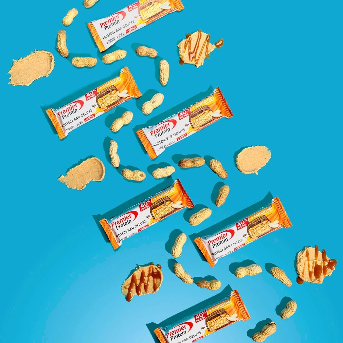 Premier Protein Riegel mit Erdnüssen und Karamell auf blauem Hintergrund