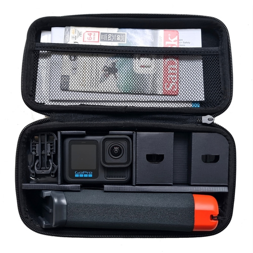 GoPro-Kamera-Set in einer schwarzen Tragetasche mit Zubehör und Dokumenten.