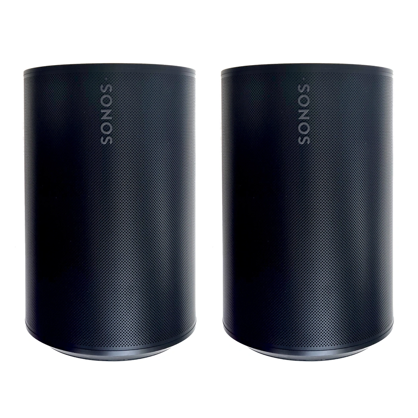 Zwei schwarze Sonos Lautsprecher stehen nebeneinander auf einem weißen Hintergrund.