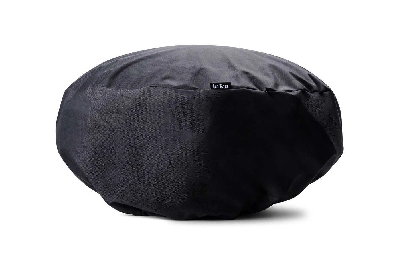 Schwarzer Sitzsack mit "le feu" Logo auf weißem Hintergrund