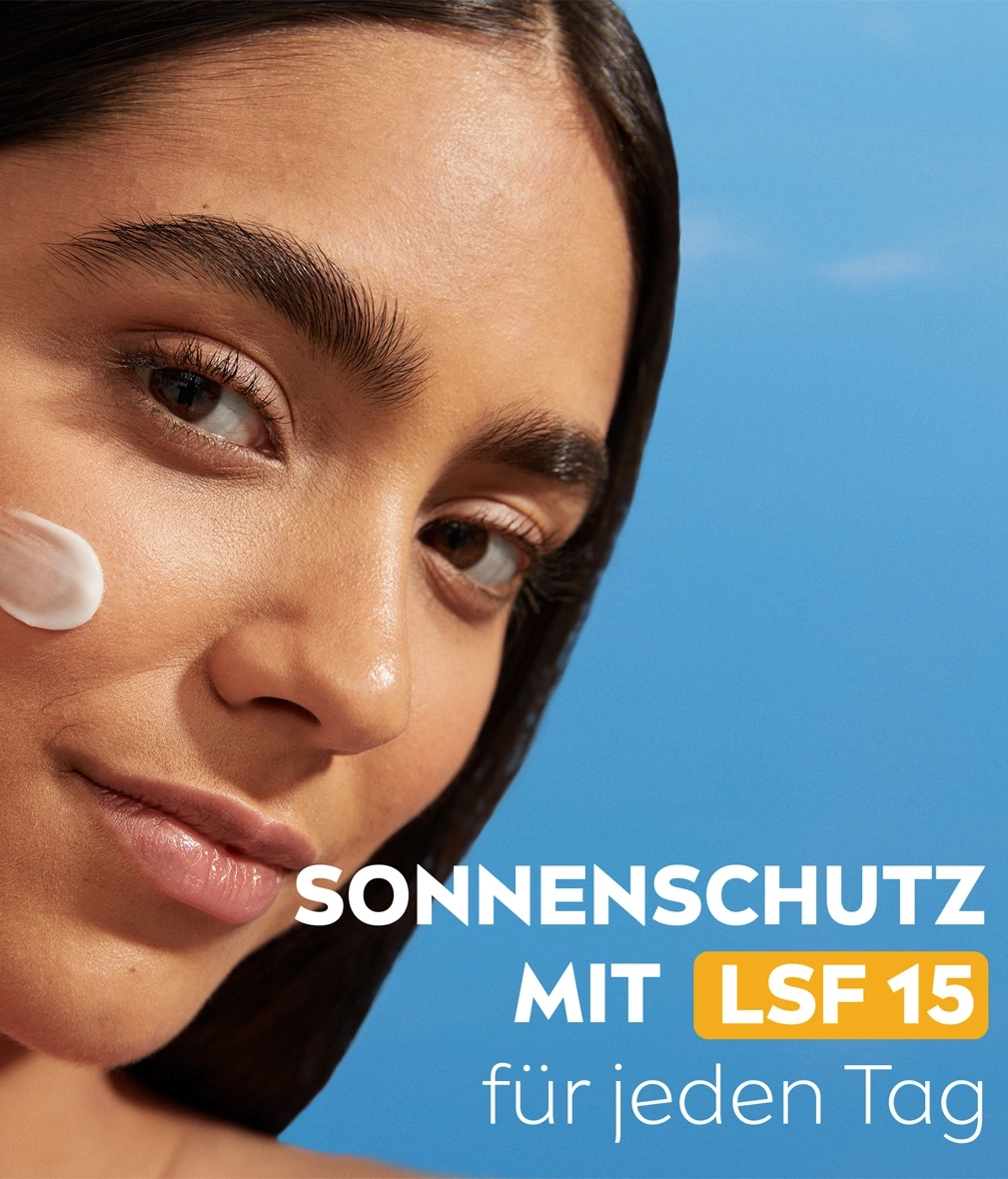 Frau mit Sonnencreme im Gesicht, LSF 15