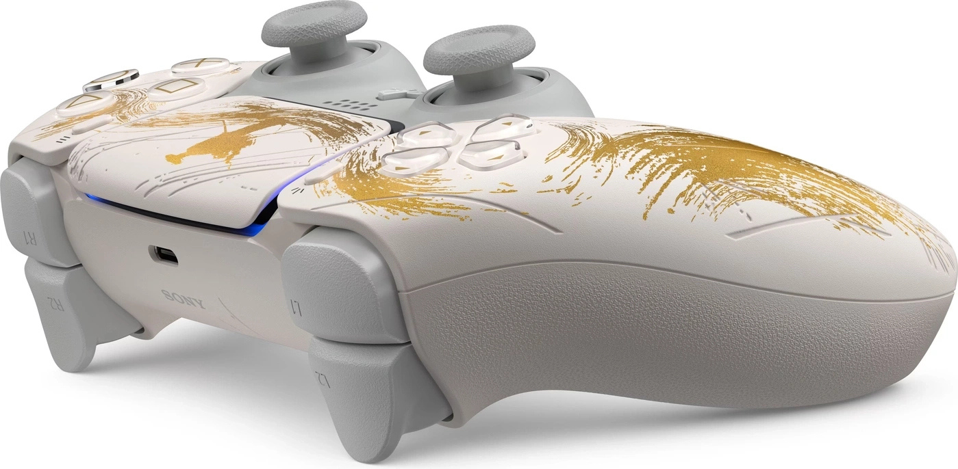 Weiße DualSense-Controller mit goldenen Pinselstrichen und PlayStation-Symbolen.