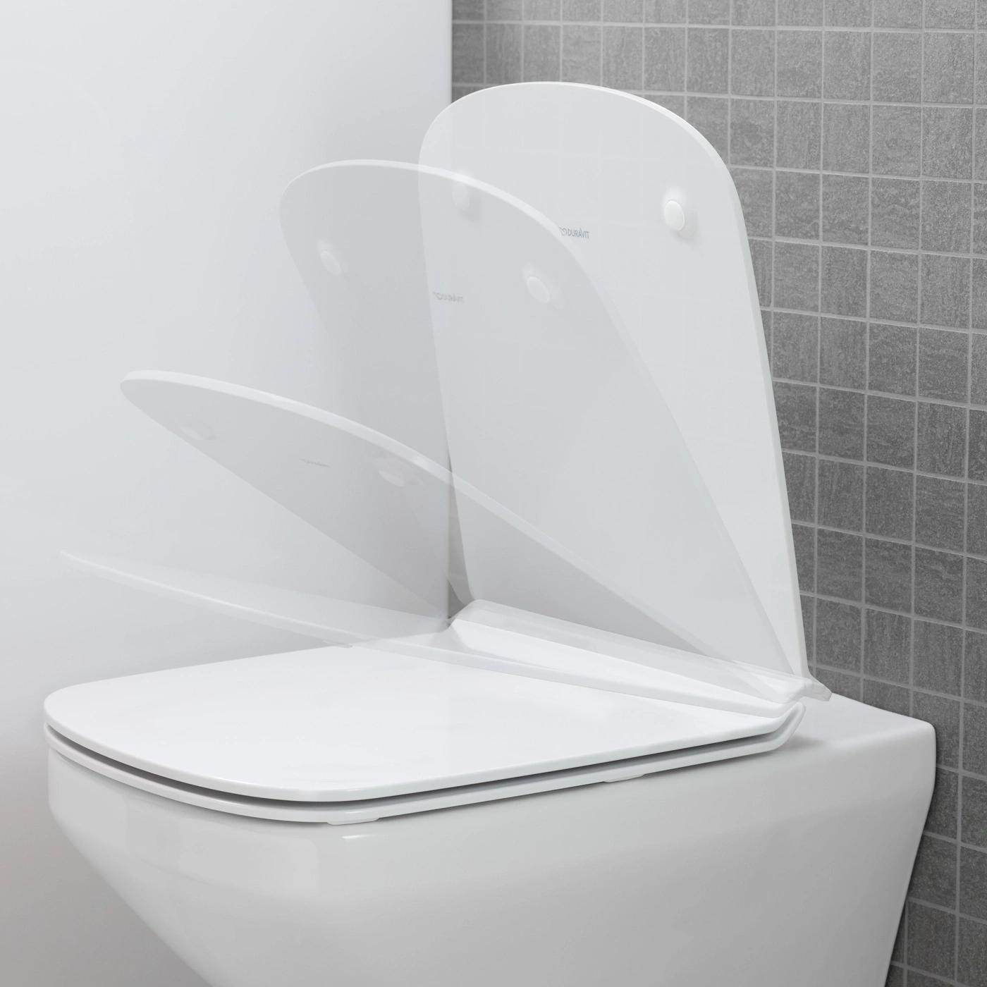 Weißes WC mit offenem Deckel vor grauen Fliesen, Nahaufnahme