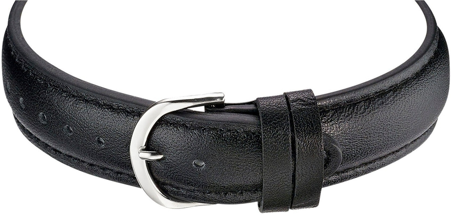 Schwarzes Lederarmband mit silberner Schnalle, Nahaufnahme, Detail, Modeaccessoire