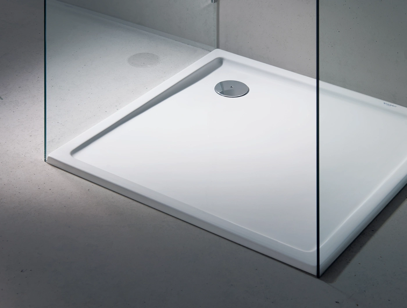Weiße Duschwanne mit Glaswand in einem modernen Badezimmer, minimalistisch