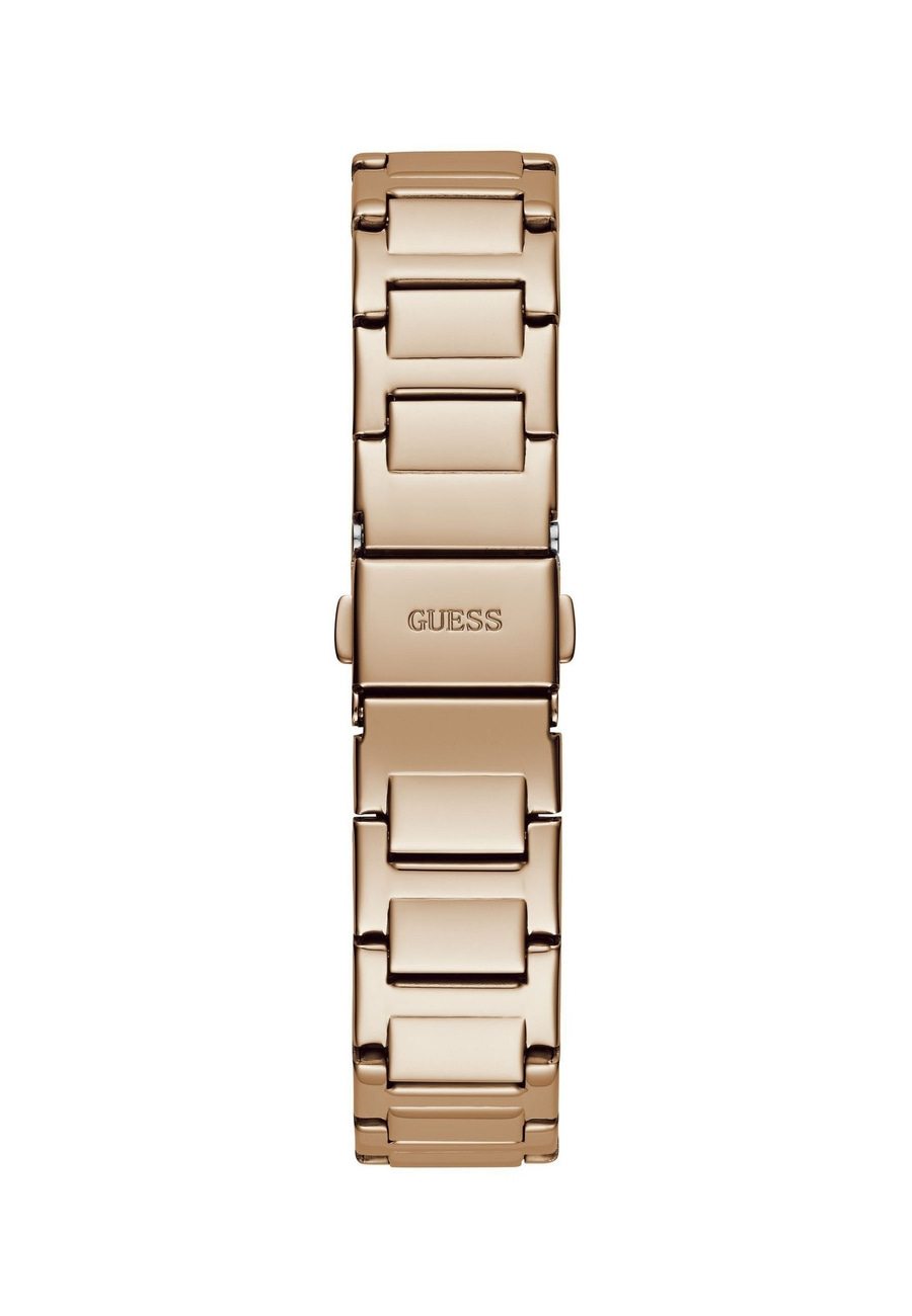 Guess-Marke auf einem goldfarbenen Uhrenarmband mit Gliedern