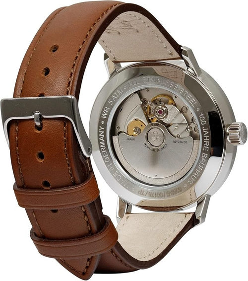 Uhr mit braunem Lederarmband, transparentem Gehäuseboden und japanischem Uhrwerk.