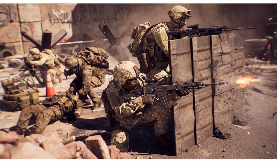 Soldaten in Tarnuniformen mit Waffen in einem zerstörten städtischen Gebiet.