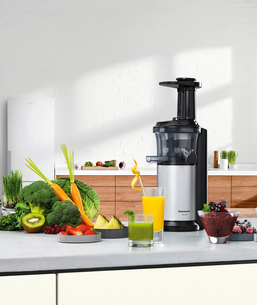 Gesunde Küche mit Saftpresse, Obst und Gemüse für eine gesunde Ernährung.