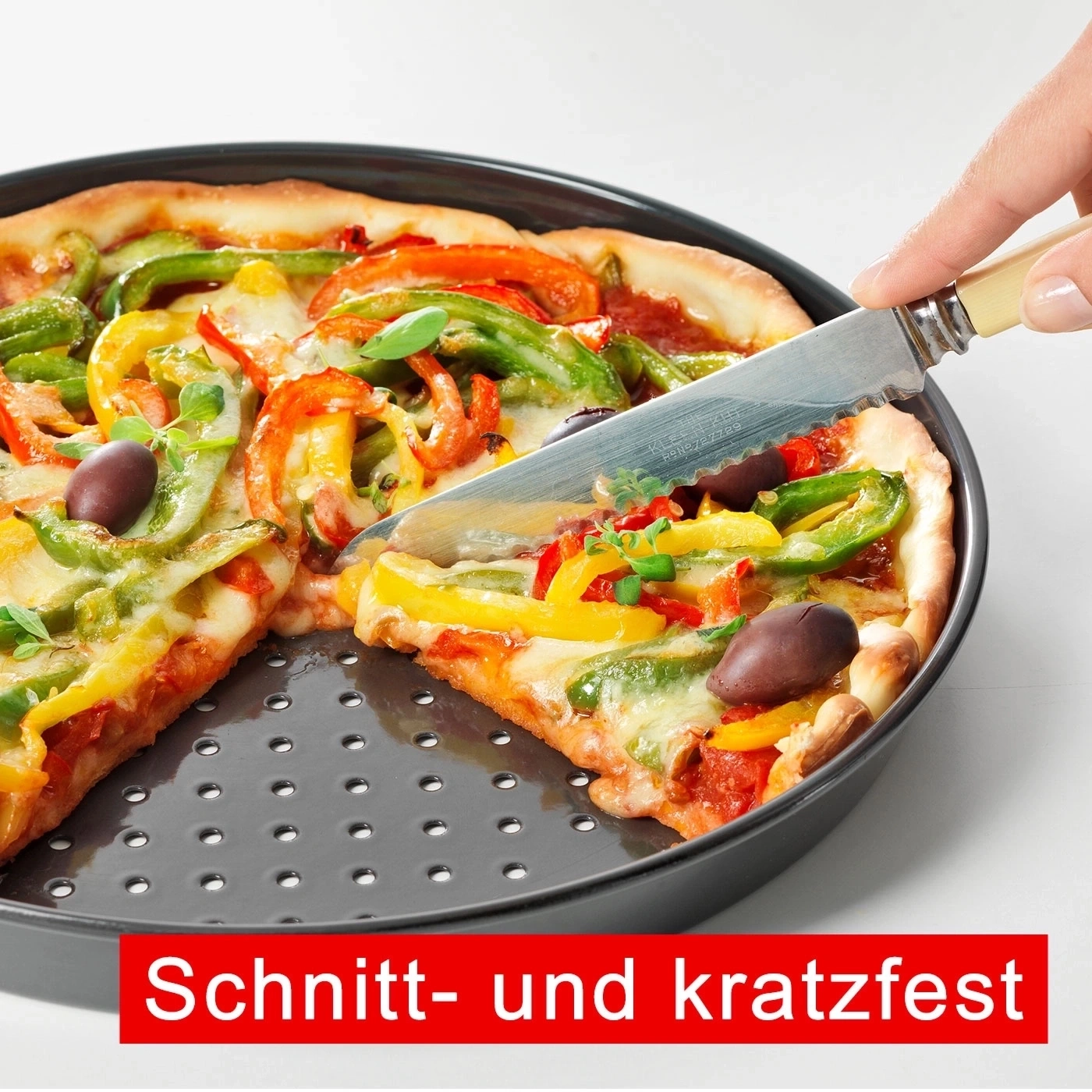 Pizza mit Paprika wird mit einem Messer geschnitten, Schnitt- und kratzfest.