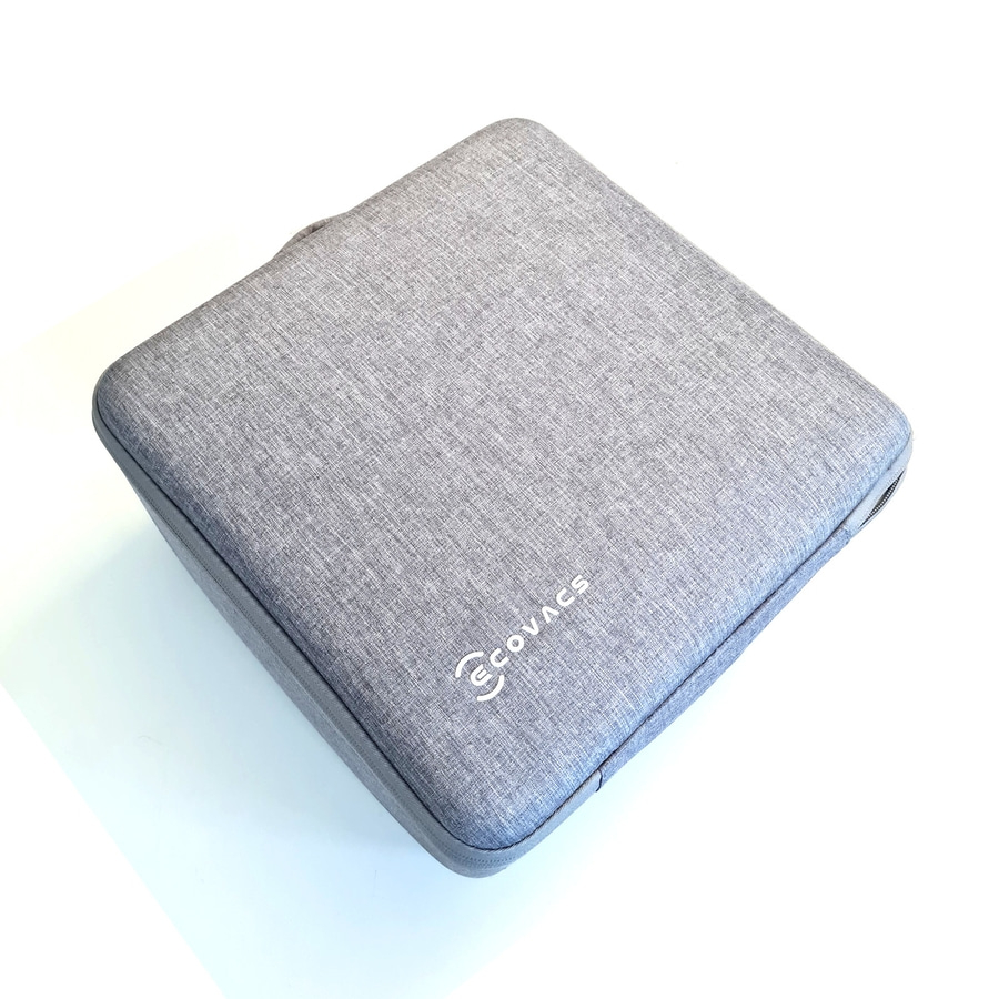 Graue quadratische Tasche mit ECOVACS-Logo auf weißem Hintergrund