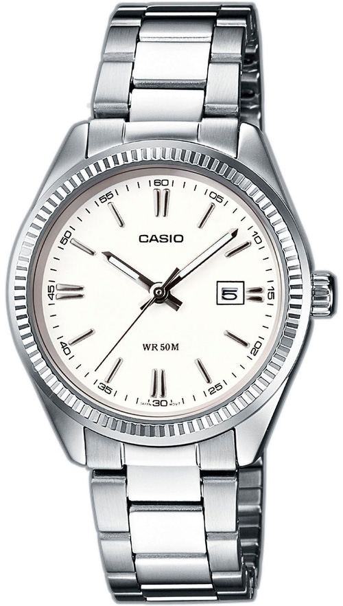 Casio-Uhr mit weißem Zifferblatt, silbernem Armband und Datumsanzeige bei 3 Uhr.