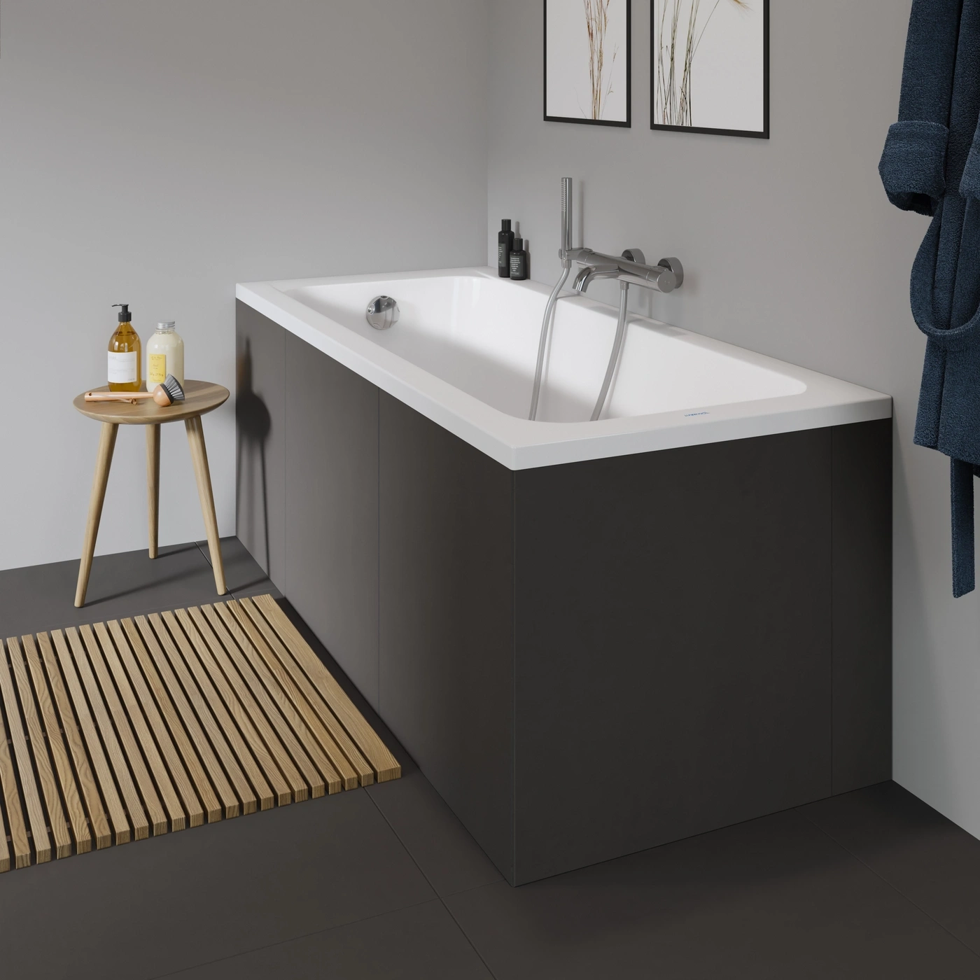 Badezimmer mit Badewanne, Holzmatte und Bademantel an der Wand