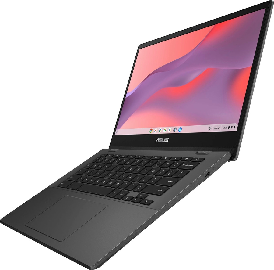 Ein schwarzes Asus Chromebook-Laptop mit geöffnetem Bildschirm und Tastatur, die auf einer weißen Oberfläche liegen.