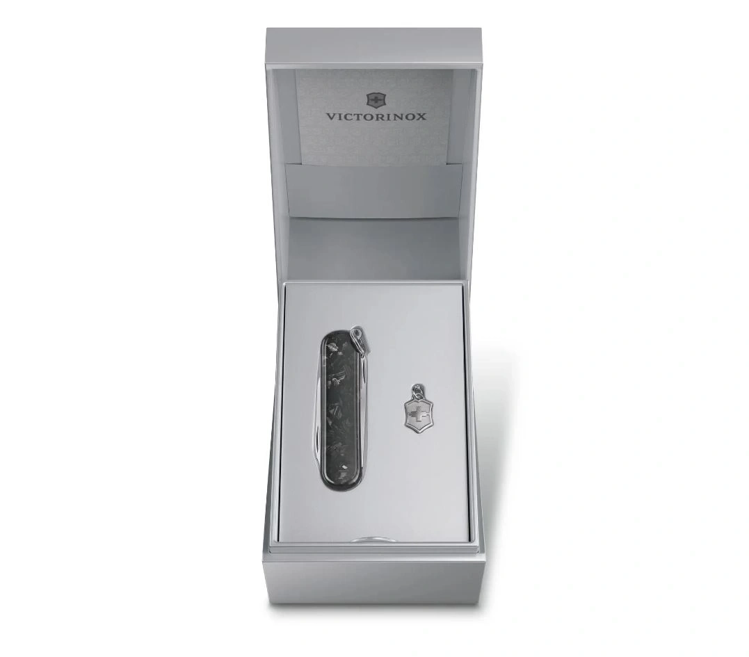 Victorinox-Geschenkbox mit Messer und Anhänger, silberfarben, geöffnet