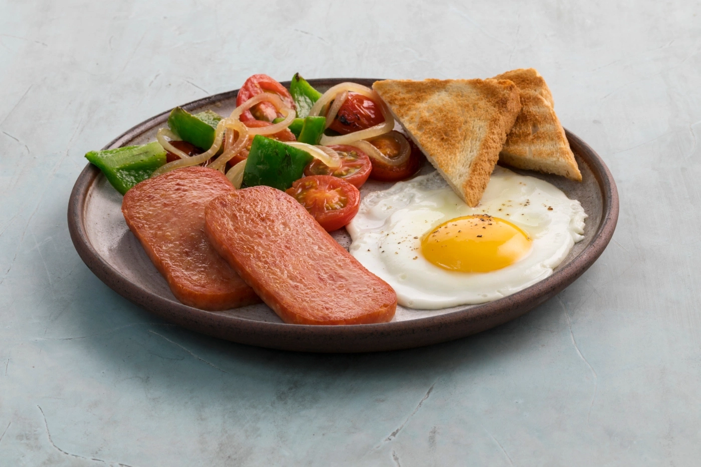 Frühstücksteller mit gebratenem Ei, Sp
ilz, Toast und Gemüse.