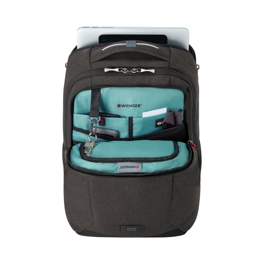 Schwarzer Rucksack mit offenem Fach, Laptop und Zubehör.