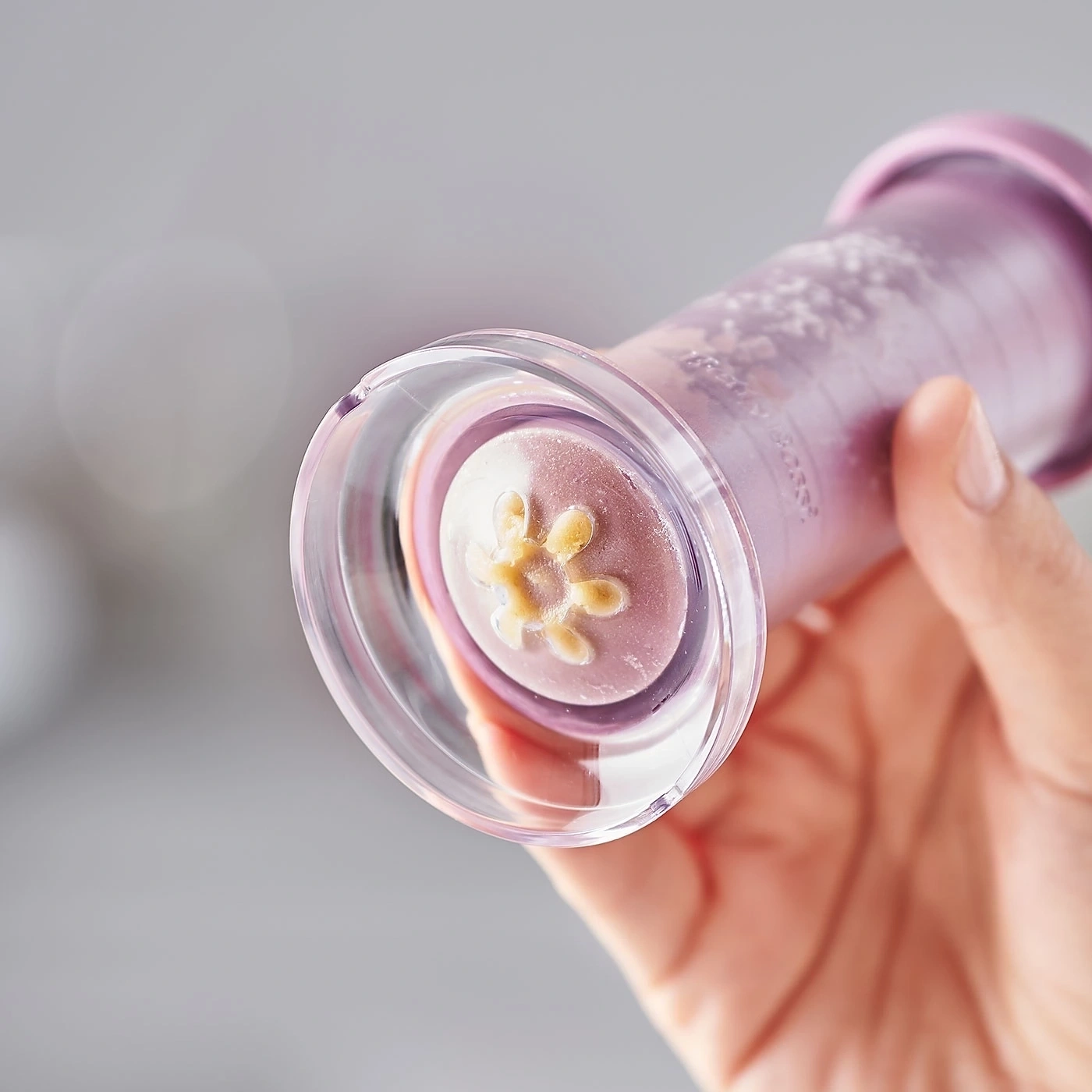 Nahaufnahme eines lila Geräts mit einem blumenförmigen Design