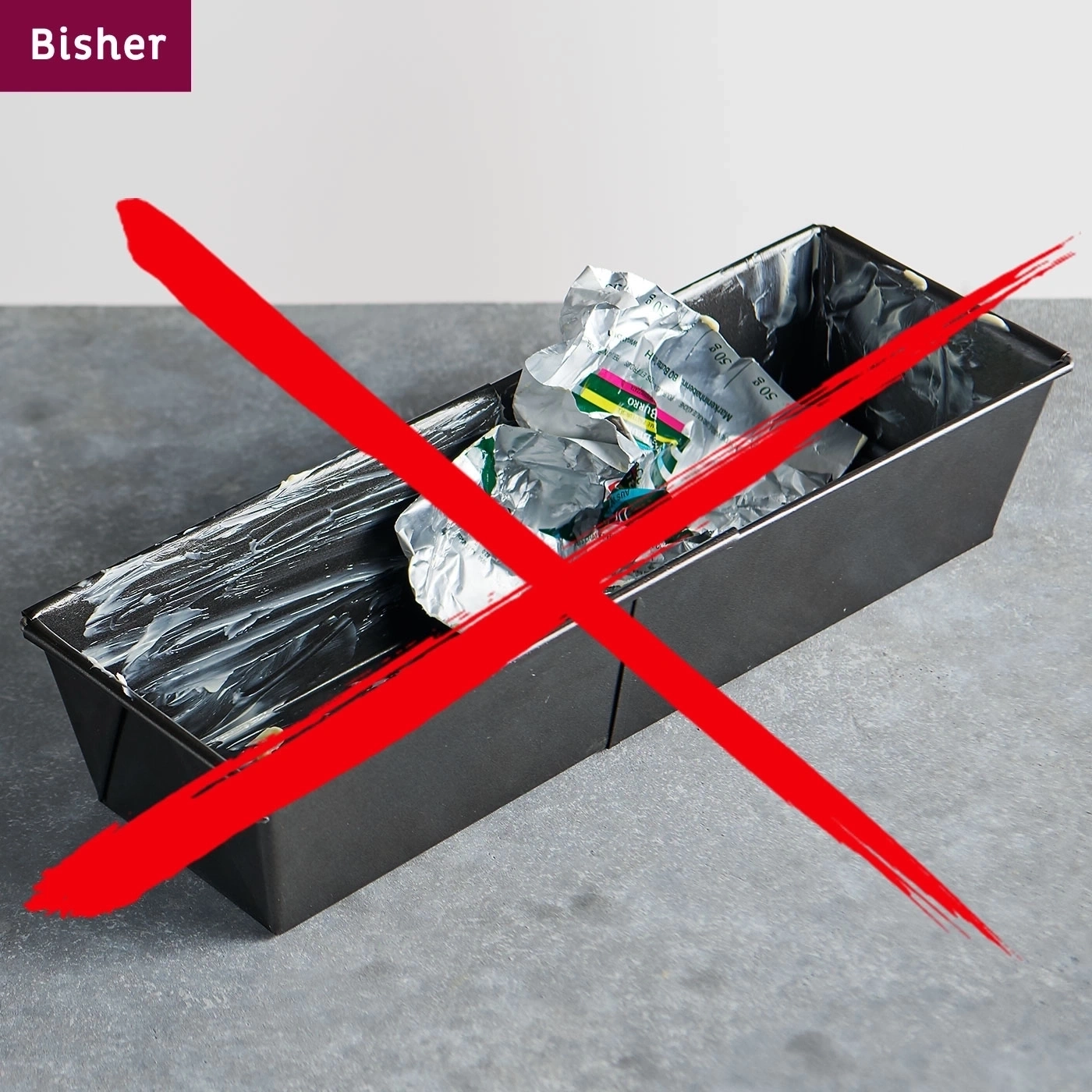 Backform mit Resten und Müll, durchgestrichen mit rotem X, nicht erlaubt.