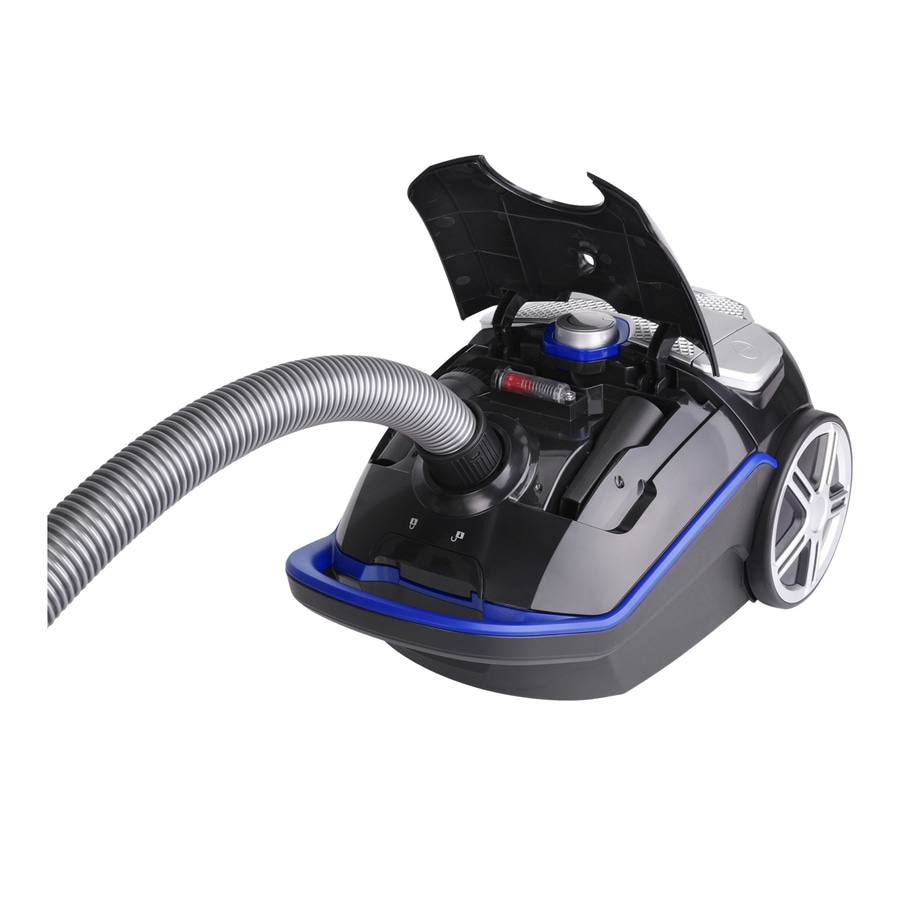 Ein schwarzer Staubsauger mit geöffnetem Deckel und blauem Rand, der auf einem weißen Hintergrund isoliert ist.