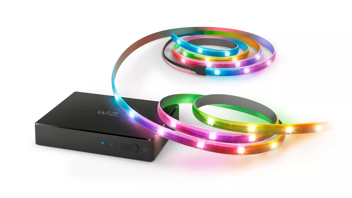 Schwarzes Smart-Home-Gerät mit buntem LED-Streifen auf weißem Hintergrund