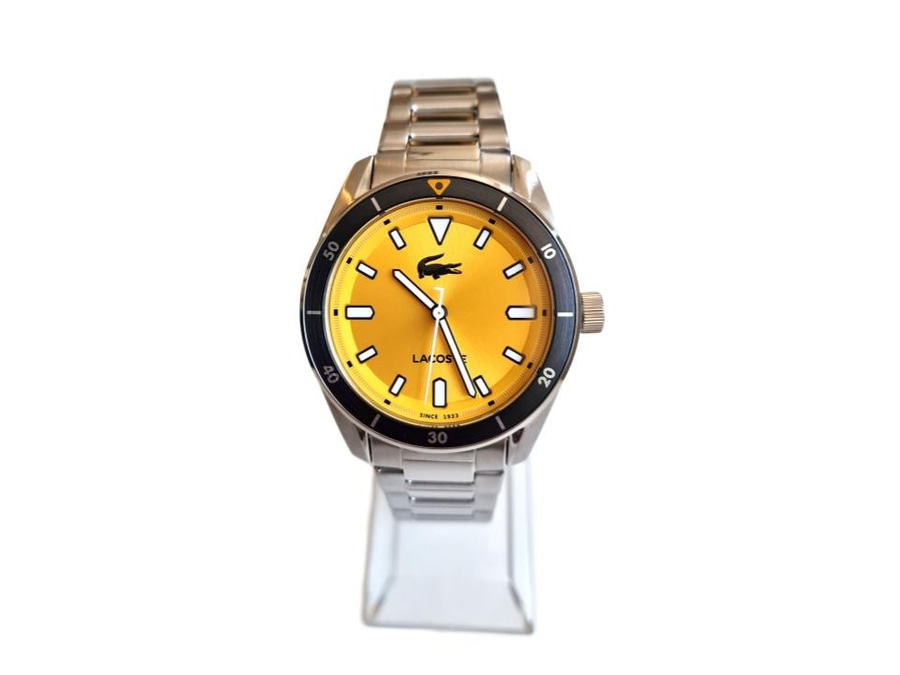 Herrenuhr von Lacoste mit gelbem Zifferblatt und silbernem Armband.