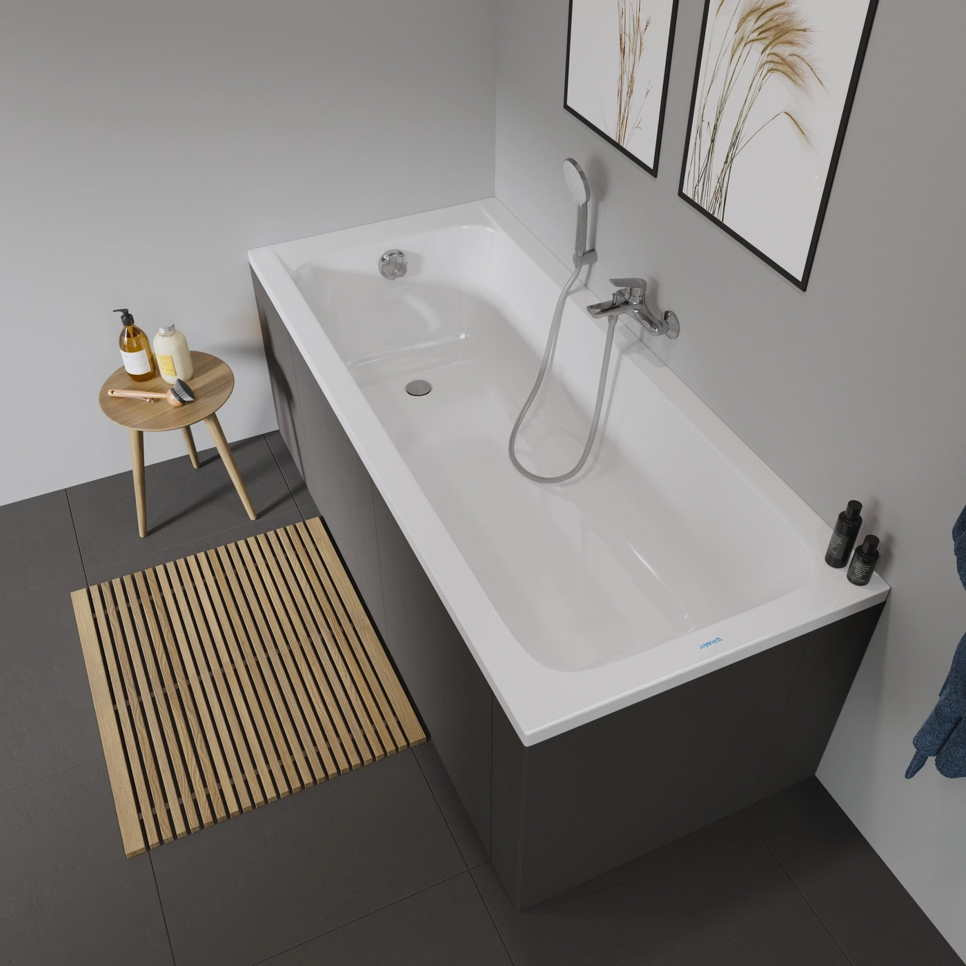 Badezimmer mit Badewanne, Holzmatte, Seife und Dekoration an der Wand.