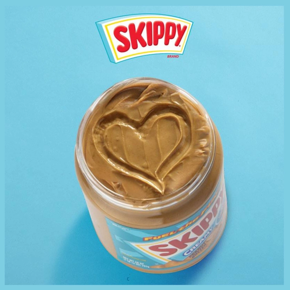 Skippy Erdnussbutter in Herzform auf blauem Hintergrund