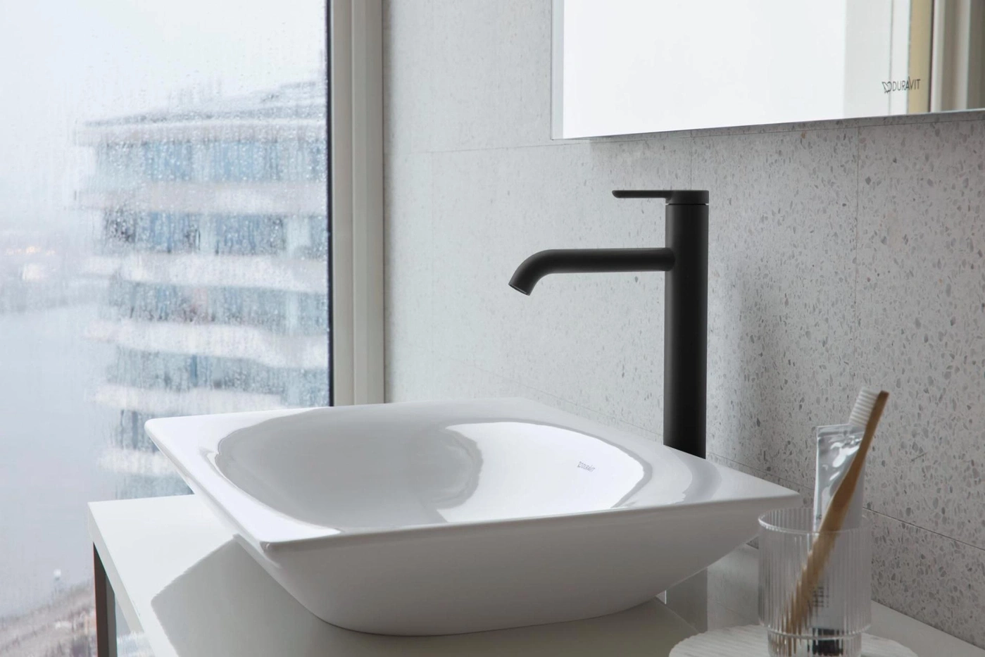 Badezimmer mit Waschbecken, Wasserhahn, Fenster und Zahnbürste. Modernes Design.