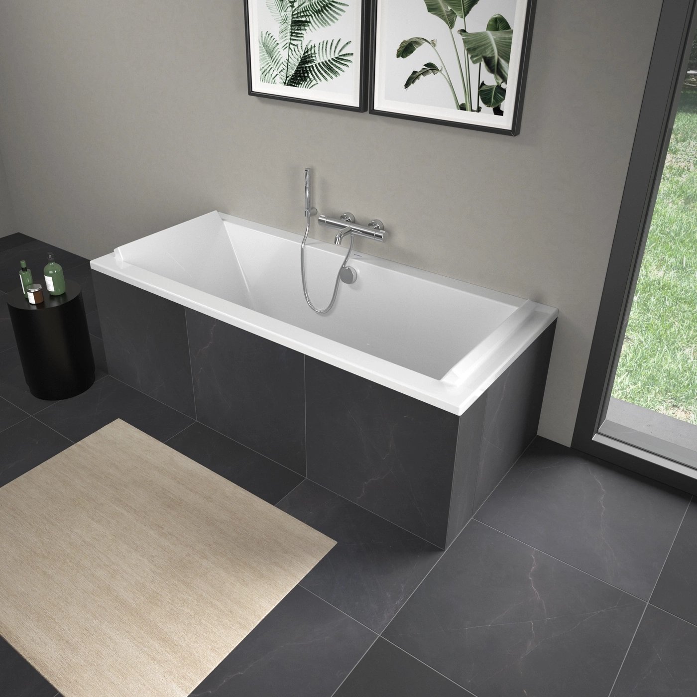 Badezimmer mit Badewanne, Pflanzenbildern und Teppich. Schwarze Fliesen und Fenster.